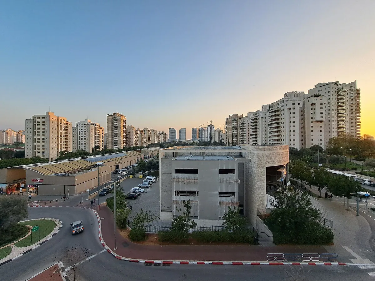 Ramat Hadar in Givat Shmuel, with the Lechu Neranena Carlebach synagogue in front